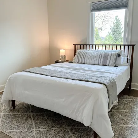 Cozy Newly Remodeled Cottage Minutes from Ferry! Peaceful Retreat!