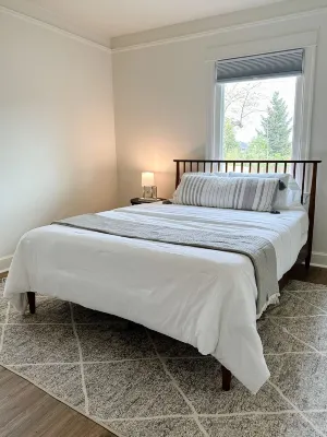 Cozy Newly Remodeled Cottage Minutes from Ferry! Peaceful Retreat!