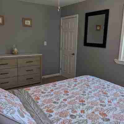 Spacious Family Home with Outdoor Space. One mile to downtown Rooms