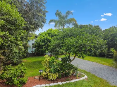 Cozy Bungalow pool home 10 min to beautiful Gulf Coast Beaches