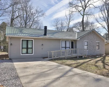 Golden Springs Stepless Rancher with GAMEROOM! Hotels in Anniston