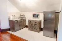 Groovy Attic Apt in Starland District