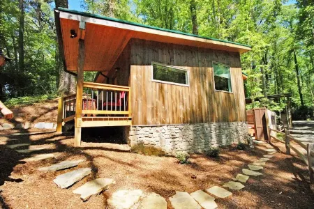 Sunshine Daydream Cottage-Natural Setting in Town