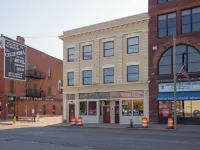 Dreamy Downtown Industrial Luxury Loft Hotels in der Nähe von Schafer's Flowers Inc