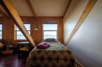 Cozy lodge near town w Stunning Views & Fireplace