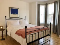 Short stroll to Quay, shops and restaurants