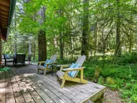 Cozy Cascade Cabin. Relaxing Hot Tub, Secluded, Spacious and Creek Nearby