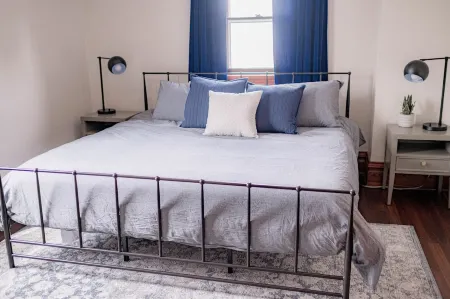 The 1905 - Spacious Downtown Farmhouse - 4bd/2ba Отели в г. Нодэуэй