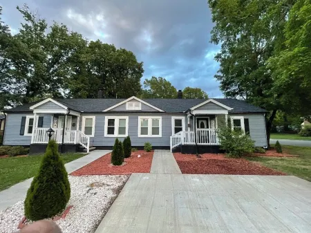 Dazzling Downtown Duplex(entire duplex) close to Elon University