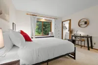 Feel at home in the mountains by a creek w/hot-tub Hotels in Welches