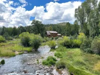 Beautiful log home-dog friendly, creek & mountain views,close to national parks