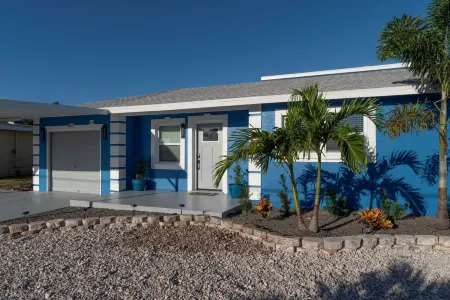 Waterfront 5Br Luxury Home – Pool, Spa, Boat Lift, Putting Green, Fire Pit