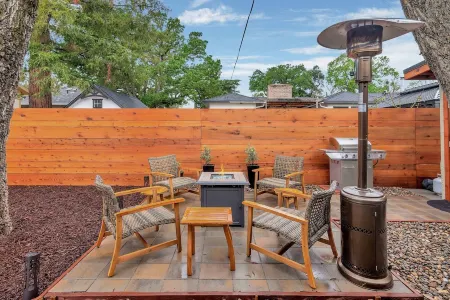 MARVELOUS MIDCENTURY-Hot Tub & 5 Blocks to Town Center Отели рядом с достопримечательностью «PARK STREET GALLERY»