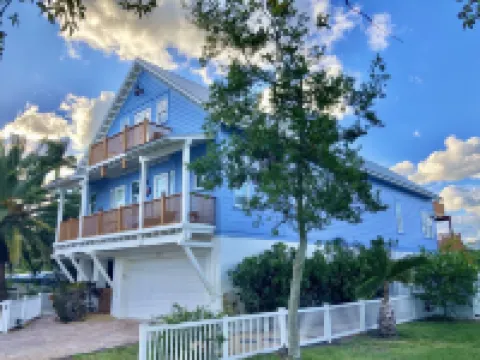 Waterfront, Heated Pool & Spa, Elevator, Dock, Fire Pit, 4-Min Walk to Beach