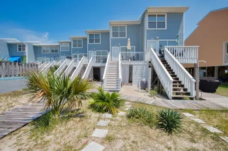 Cheerful 1BR on the Island w/ King Bed Отели рядом с достопримечательностью «Наварр Бич Си Тертл Консервейшен Сентер»