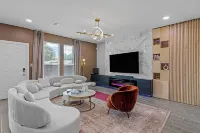 Luxe-haven: Brand New Luxury Designer Home in Garland Texas Hotels in Garland