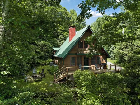 Cabin Near Br/Boone, Fire Pit, Wifi, Secluded, Nearby Hikes, and Views!! Отели в г. Блоуинг Рок