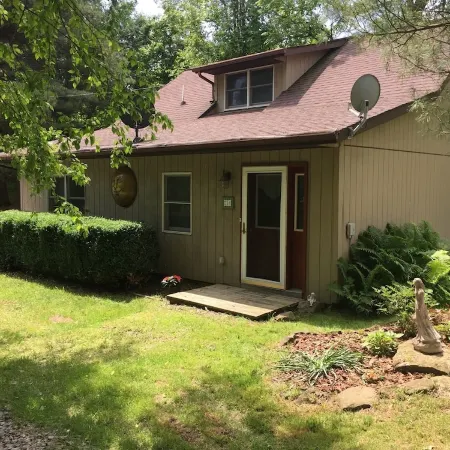 Tappan Lake Area: Sunny, peaceful Cottage with Fishing Pond on 13 Gorgeous Acres Отели в г. Гаррисон