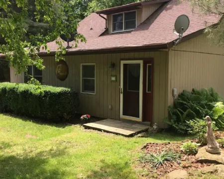 Tappan Lake Area: Sunny, peaceful Cottage with Fishing Pond on 13 Gorgeous Acres Hotels in Harrison County