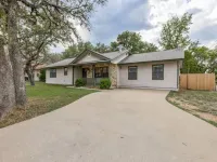 7 Bed Home / Mins to Wineries / Walk to Town Square