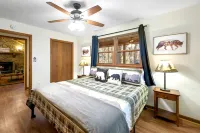 1.5 mi to Dtwn, romantic, secluded yet centrally located, Hot tub,🔥pit,fireplace