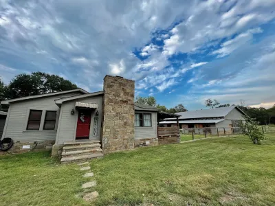 Farmhouse Retreat at Bakers Creek:  Pet-Friendly, Private, Convenient Location