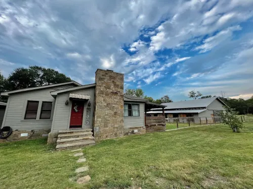 Farmhouse Retreat at Bakers Creek:  Pet-Friendly, Private, Convenient Location