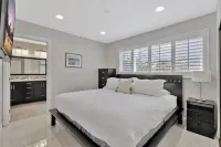 New Cheerful Stylish Villa - Pool, Spa, Mini Golf, Fire pit, Walk to Disneyland