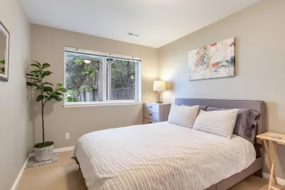 Renovated Modern Townhome in the heart of Holladay