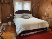 Etowah's Cottage - dog friendly, king beds, hiking, rafting, motorcycles Swift Museum Foundation附近的飯店