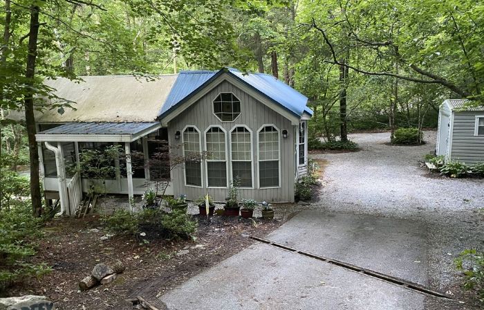 One bedroom cabin in Highlands, NC on a creek close to everything!