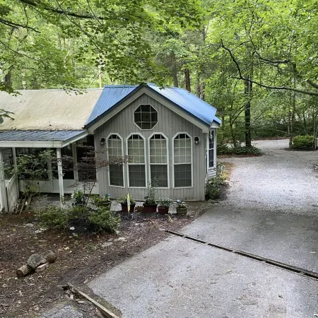 One bedroom cabin in Highlands, NC on a creek close to everything!