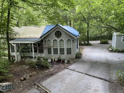 One bedroom cabin in Highlands, NC on a creek close to everything!