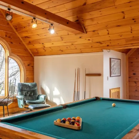 Long-Range Mtn Views, Huge Deck, Spa, Play Room, 1 Mile to Ski Resort & Trails