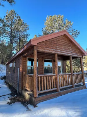 Private Getaway Cabin #1 at The Lodge at Devils Tower Hotel dekat Devils Tower National Monument