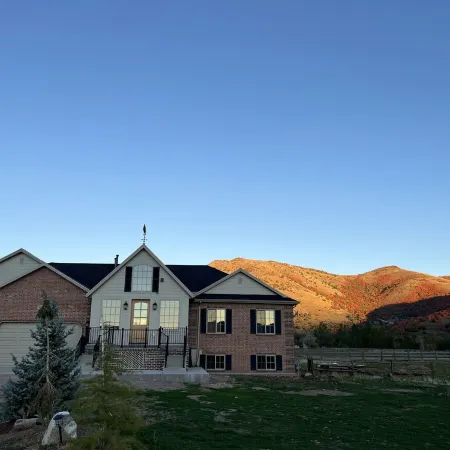 Gorgeous French Farmhouse/Ranchette/Ski Chalet in Idyllic Huntsville/Eden Valley