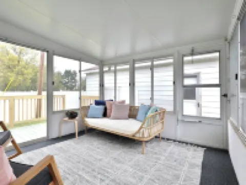 THE GOOD PLACE - Uptown Westerville's Premier Vacation Home - Colorful & Cozy Hotels in Westerville