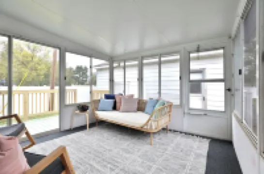 THE GOOD PLACE - Uptown Westerville's Premier Vacation Home - Colorful & Cozy