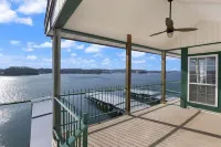 AMAZING TOP FLOOR LAKE VIEWS! UPDATED CONDO, 3 BR/2BA, GREAT LOCATION, 39' SLIP