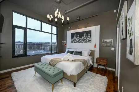 Luxury Condo in Akron Northside District. Level 2 EV Charging complimentary !! Отели в г. Акрон