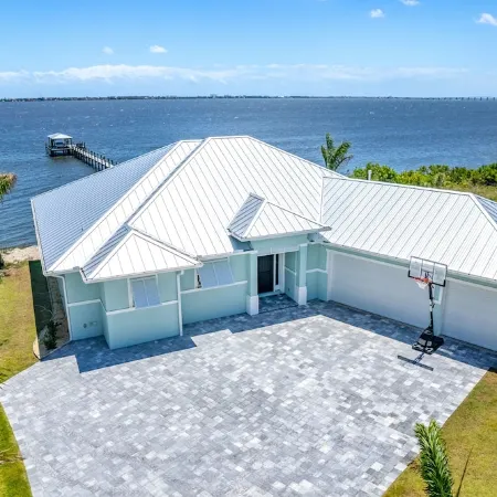 Casamigos. Luxury waterfront-Swim with Dolphins-Private Beach. Pet Friendly!