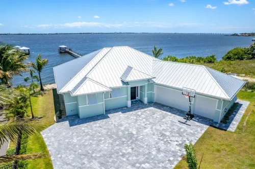 Casamigos. Luxury waterfront-Swim with Dolphins-Private Beach. Pet Friendly!