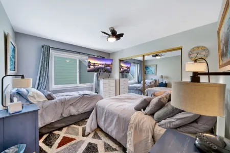 Awesome ON THE STRAND Hermosa Property.  Stay at the last home before Hawaii Отели рядом с достопримечательностью «Hermosa Beach Pier»