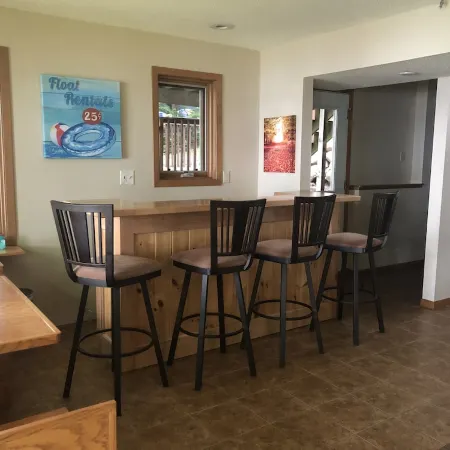 Nelson Lake Retreat: beautiful views of the lake both inside and out. Отели в г. Ленрут