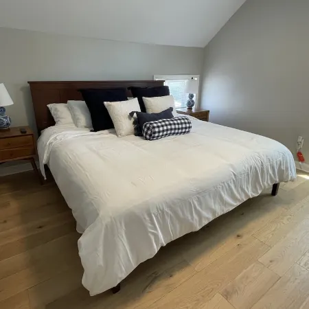 Downtown King Bed Suite- Very Walkable- Flexible Cancellation