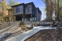 Spacious 5-Bed Lake Keowee Retreat – Only 15 Mins from Clemson!