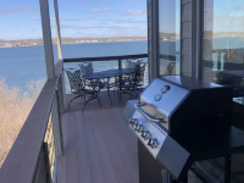 Lake Front Condo on East Lake Okoboji in Bridges Bay Resort. 阿諾茲帕克酒店