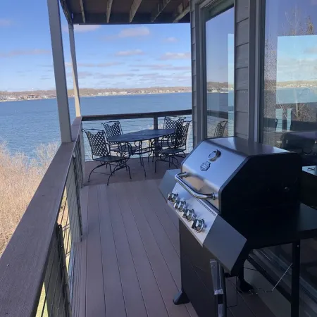 Lake Front Condo on East Lake Okoboji in Bridges Bay Resort. Отели в г. Арнолдс Парк