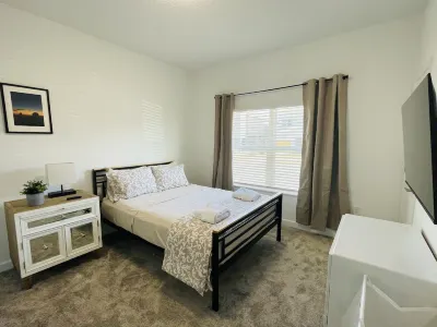 Cozy and modern townhome with private pool near theme parks