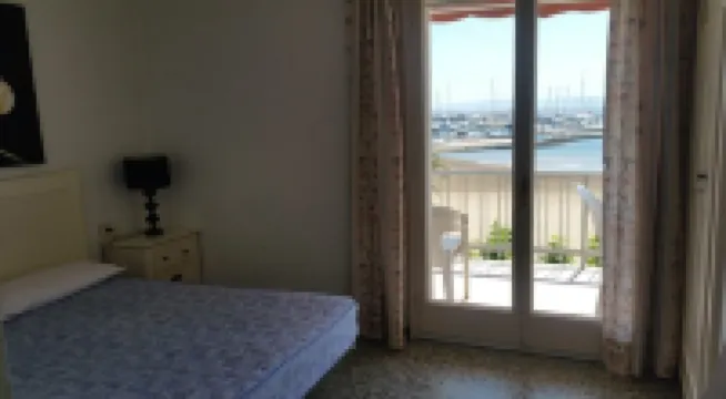 ROSES Super apartment PREMIERE LIGNE de MER for 6.- 8 PERSONES CENTRE VILLE